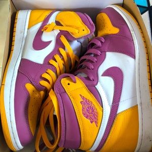 🔥🔥Air Jordan 1 Retro High OG in Gold/Light Purple